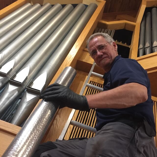 Removal of pipes during the cleaning of the facade pipes